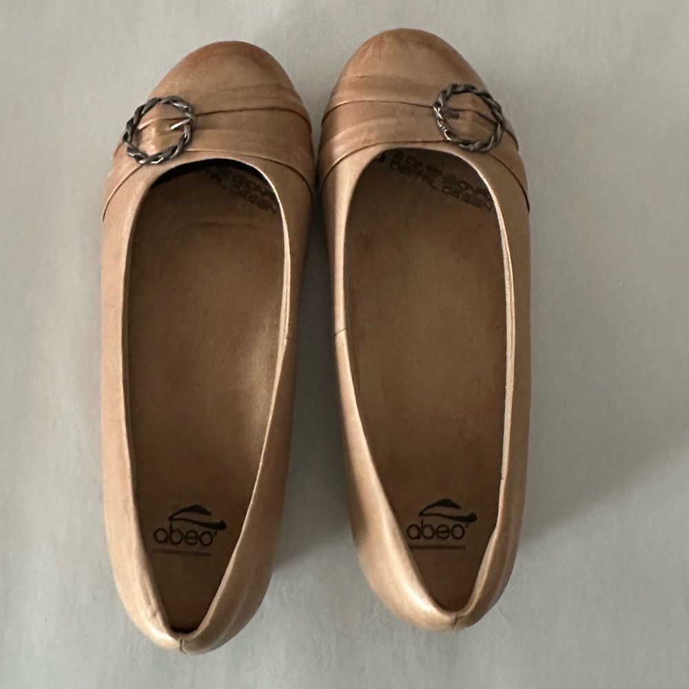 Abeo tan  24/7 3D dimensional design slip on shoes. Size 7.5